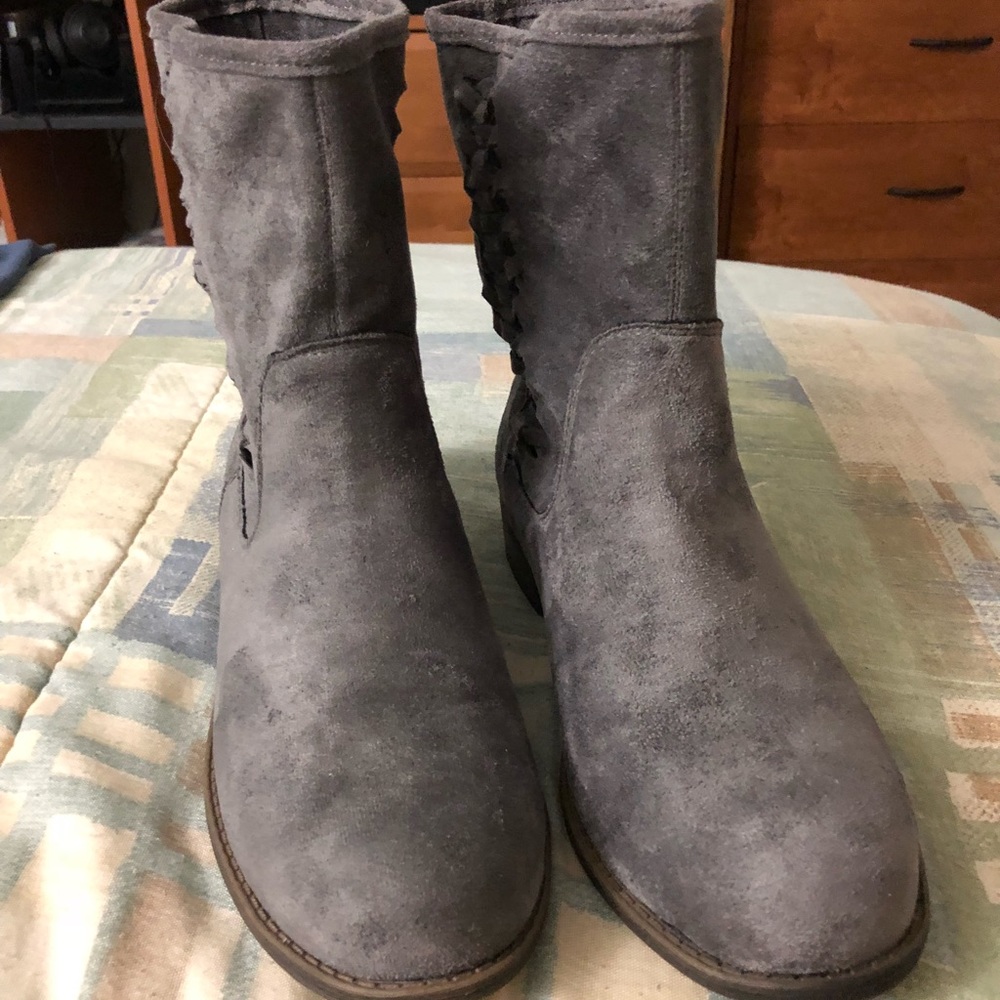 NWOT Never been used mid-cuff boots.